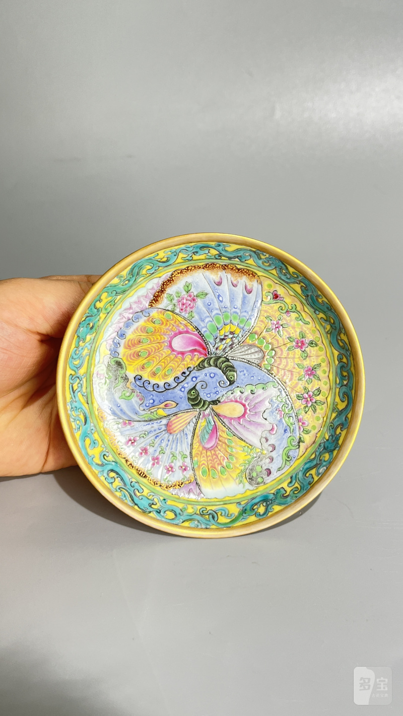 清 外珊瑚红描金内粉彩蝶恋花纹盘 - 图3